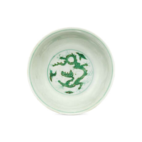 AN INCISED GREEN-ENAMELLED `DRAGON` BOWL - photo 2