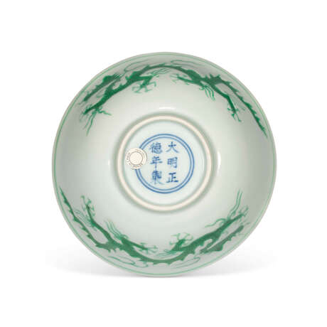 AN INCISED GREEN-ENAMELLED `DRAGON` BOWL - фото 3