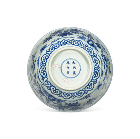 A FINE AND VERY RARE LARGE BLUE AND WHITE BOWL - фото 3