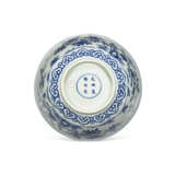 A FINE AND VERY RARE LARGE BLUE AND WHITE BOWL - фото 3