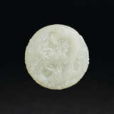 A WHITE JADE ‘DRAGON AND PHOENIX’ CIRCULAR PENDANT - Foto 1