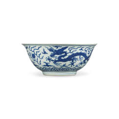 A LARGE BLUE AND WHITE &#39;DRAGON&#39; BOWL