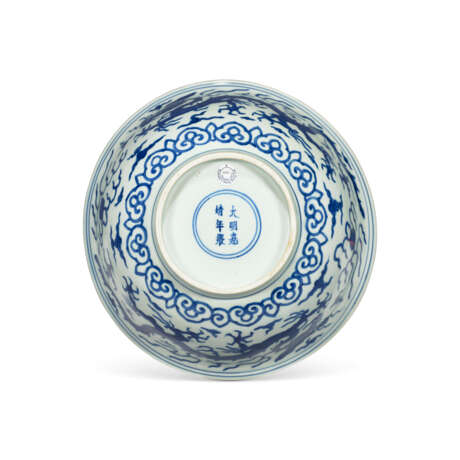A LARGE BLUE AND WHITE `DRAGON` BOWL - photo 2