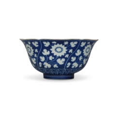 A RESERVE-DECORATED BLUE AND WHITE ‘CHRYSANTHEMUM&#39; BOWL