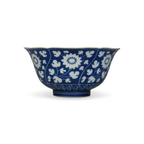A RESERVE-DECORATED BLUE AND WHITE ‘CHRYSANTHEMUM` BOWL - photo 1