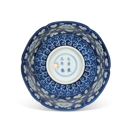 A RESERVE-DECORATED BLUE AND WHITE ‘CHRYSANTHEMUM` BOWL - photo 2