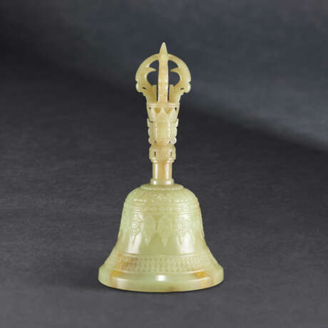 A YELLOW JADE CEREMONIAL BELL, GHANTA - Foto 1