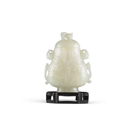 A SMALL CARVED PALE CELADON JADE ARCHAISTIC ‘DRAGON’ VASE AND COVER - фото 1