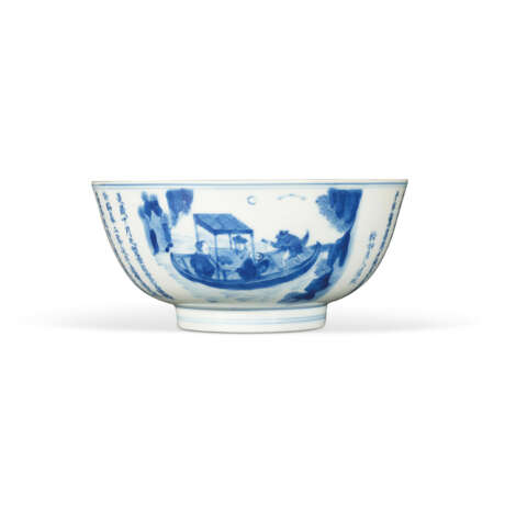 A BLUE AND WHITE INSCRIBED ‘LATTER ODE TO THE RED CLIFF’ BOWL - Foto 1