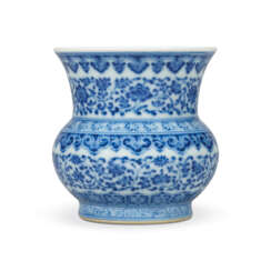 A BLUE AND WHITE ‘FLORAL’ LEYS JAR, ZHADOU