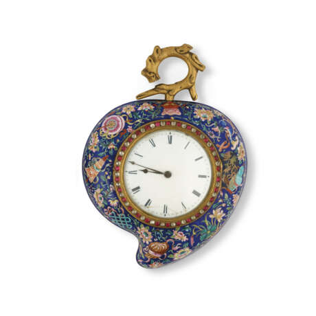 A PAIR OF GILT-METAL PAINTED ENAMEL AND PASTE-INLAID PEACH-FORM WALL CLOCKS - photo 3