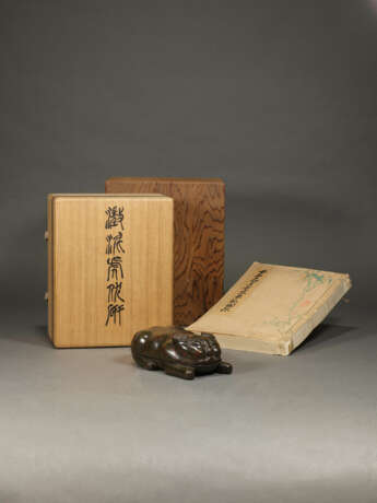 A DUAN TIGER-FORM INK STONE AND COVER - Foto 1