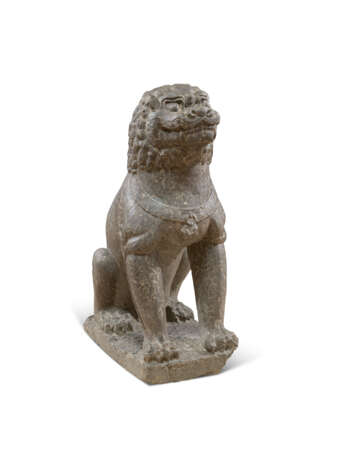 A LARGE LIMESTONE CARVING OF A SEATED LION - Foto 4