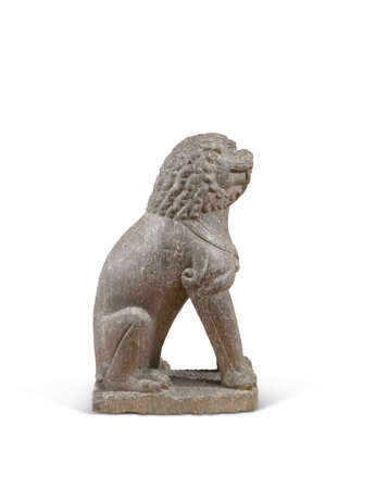 A LARGE LIMESTONE CARVING OF A SEATED LION - Foto 5