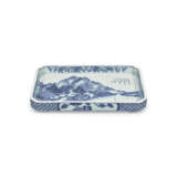 A RARE LARGE INSCRIBED BLUE AND WHITE RECTANGULAR TRAY - photo 2