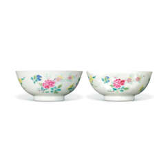 A PAIR OF FAMILLE ROSE BONELESS-STYLE &#39;FLORAL&#39; BOWLS