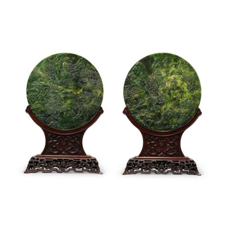 A PAIR OF LARGE SPINACH-GREEN JADE `LANDSCAPE` CIRCULAR TABLE SCREENS INSCRIBED WITH IMPERIAL POEMS - фото 1