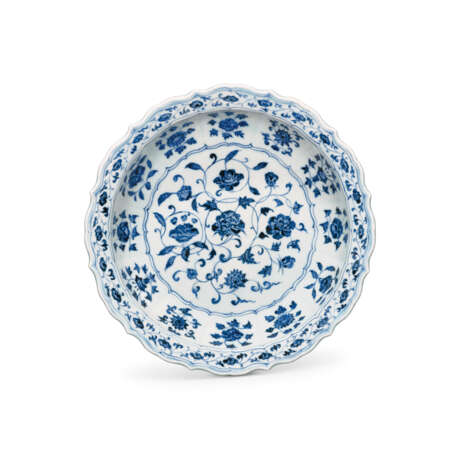 A BLUE AND WHITE `FLORAL SCROLL` BARBED-RIM DISH - фото 1