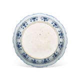 A BLUE AND WHITE `FLORAL SCROLL` BARBED-RIM DISH - Foto 2