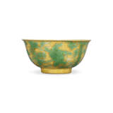 A RARE YELLOW-GROUND GREEN-ENAMELLED INCISED `DAOIST FIGURES` BOWL - фото 2