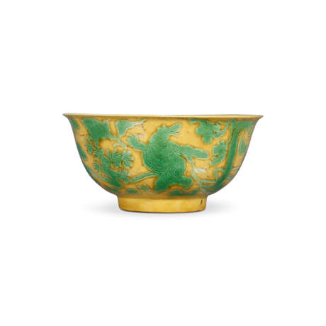 A RARE YELLOW-GROUND GREEN-ENAMELLED INCISED `DAOIST FIGURES` BOWL - фото 2
