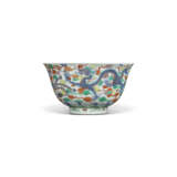 A DOUCAI ‘DRAGON AND PHOENIX’ BOWL - Foto 1