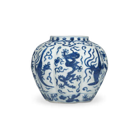 A RARE BLUE AND WHITE `DRAGON AND PHOENIX` LOBED JAR - photo 1