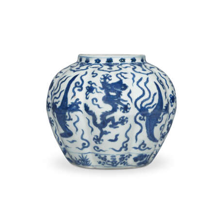 A RARE BLUE AND WHITE `DRAGON AND PHOENIX` LOBED JAR - Foto 2