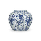 A RARE BLUE AND WHITE `DRAGON AND PHOENIX` LOBED JAR - Foto 2