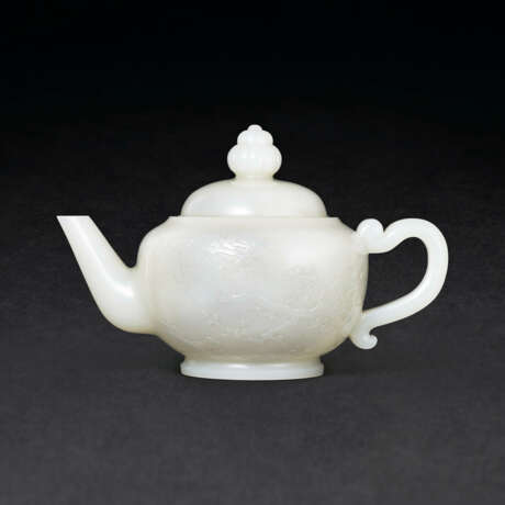 A CARVED WHITE JADE ‘PRUNUS AND BAMBOO’ TEA POT AND COVER - фото 1