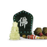 A MINIATURE YELLOW JADE BUDDHA AND A SPINACH-GREEN JADE GAHU - Foto 1