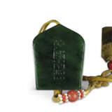 A MINIATURE YELLOW JADE BUDDHA AND A SPINACH-GREEN JADE GAHU - Foto 2