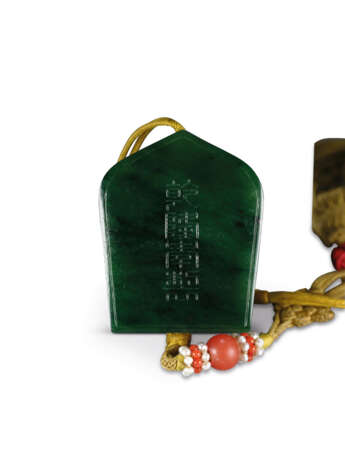 A MINIATURE YELLOW JADE BUDDHA AND A SPINACH-GREEN JADE GAHU - photo 2
