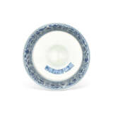 A FINE BLUE AND WHITE ‘SANSKRIT’ STEM CUP - Foto 2