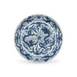 A LARGE BLUE AND WHITE ‘DRAGON’ DISH - фото 1