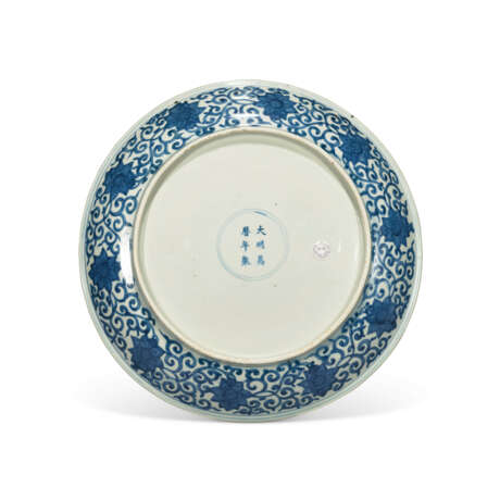 A LARGE BLUE AND WHITE ‘DRAGON’ DISH - Foto 2