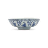 A BLUE AND WHITE `EIGHT DAOIST IMMORTALS` SHALLOW BOWL - Foto 3