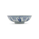 A BLUE AND WHITE `EIGHT DAOIST IMMORTALS` SHALLOW BOWL - Foto 4