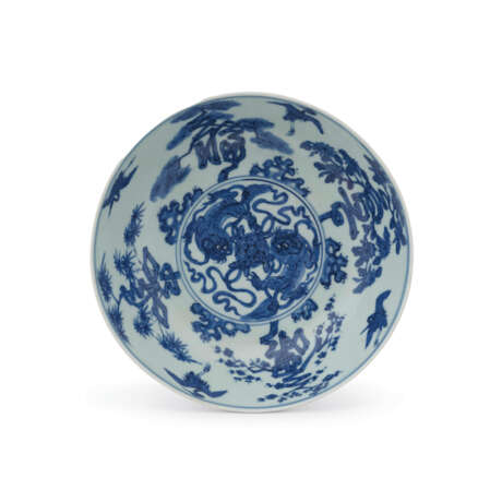 A BLUE AND WHITE `EIGHT DAOIST IMMORTALS` SHALLOW BOWL - Foto 5