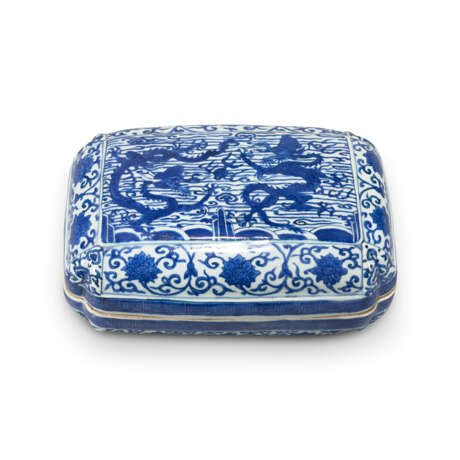 A RARE BLUE AND WHITE `DRAGON` RECTANGULAR BOX AND COVER - Foto 2