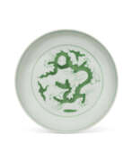 Période Zhengde. AN INCISED GREEN-ENAMELLED &#39;DRAGON&#39; DISH