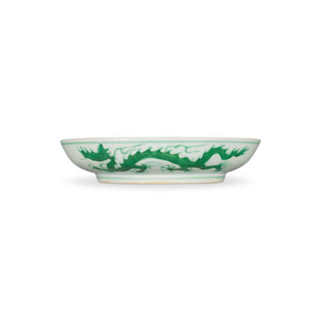 AN INCISED GREEN-ENAMELLED `DRAGON` DISH - фото 2