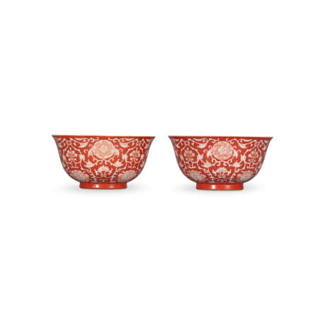 A PAIR OF CORAL-GROUND RESERVE-DECORATED ‘LOTUS’ BOWLS - фото 1