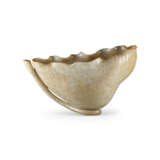 A JADE LOTUS LEAF-FORM WASHER - Foto 1