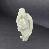 A LARGE CARVED PALE CELADON JADE FIGURE OF DONGFANG SHUO - Foto 1