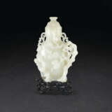 A CARVED WHITE JADE ‘THREE FRIENDS OF WINTER’ VASE AND COVER - фото 1