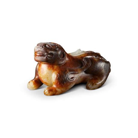 A RUSSET AND WHITE JADE RECUMBENT MYTHICAL BEAST - фото 1