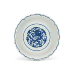 A VERY RARE BLUE AND WHITE &#39;DRAGON&#39; BRACKET-LOBED DISH