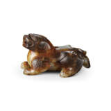 A RUSSET AND WHITE JADE RECUMBENT MYTHICAL BEAST - photo 2