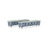 A RARE PAIR OF BLUE AND WHITE RECTANGULAR-FORM CENSERS - фото 1